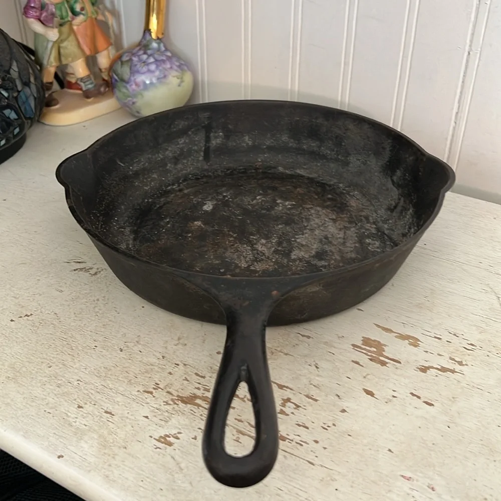 Vintage Griswold cast iron skillet Erie 70 D